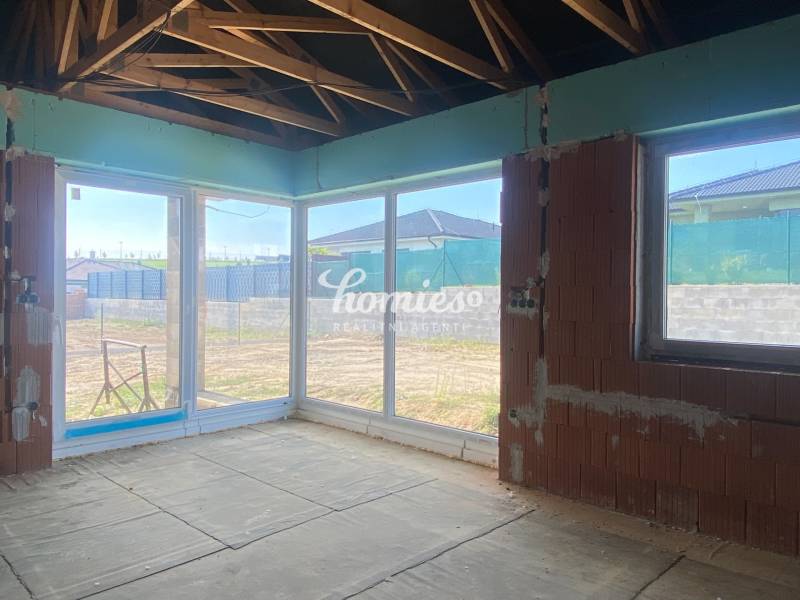 PREDAJ domov pri golfovom ihrisku RED OAK - Lužianky