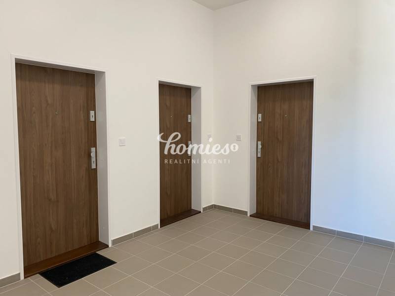 PRENÁJOM nový priestranný 3-izbový byt s garážou, Nitra-Centrum