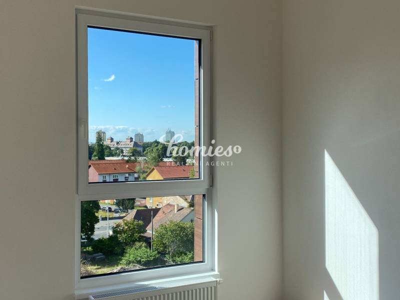 PRENÁJOM nový priestranný 3-izbový byt s garážou, Nitra-Centrum