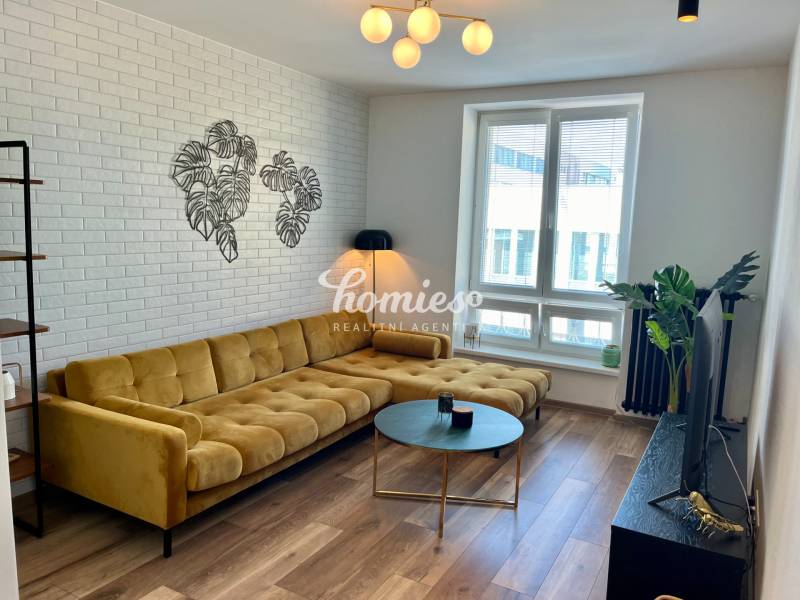 PRENÁJOM 2 izbový luxusný byt v centre mesta Nitra, parkovanie 
