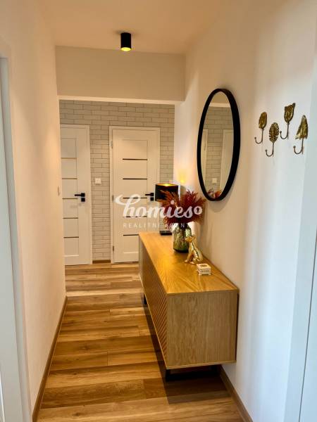 PRENÁJOM 2 izbový luxusný byt v centre mesta Nitra, parkovanie 