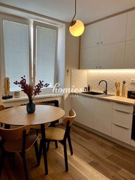 PRENÁJOM 2 izbový luxusný byt v centre mesta Nitra, parkovanie 