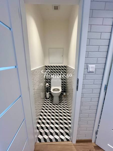 PRENÁJOM 2 izbový luxusný byt v centre mesta Nitra, parkovanie 