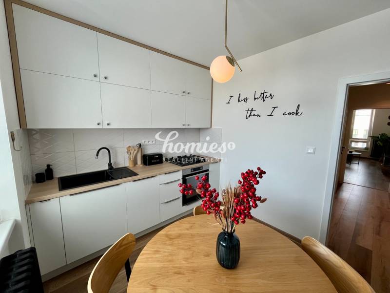 PRENÁJOM 2 izbový luxusný byt v centre mesta Nitra, parkovanie 