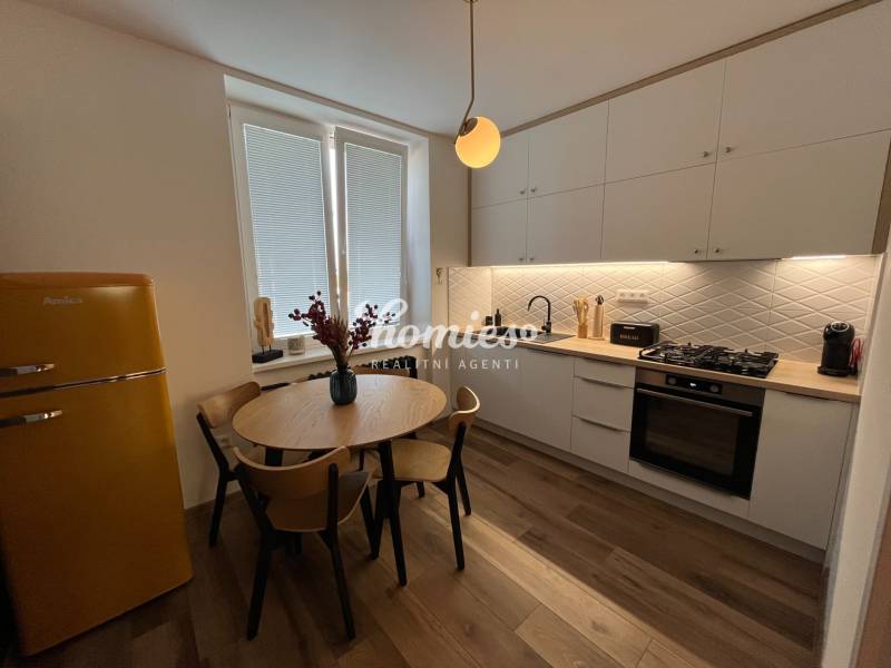 PRENÁJOM 2 izbový luxusný byt v centre mesta Nitra, parkovanie 