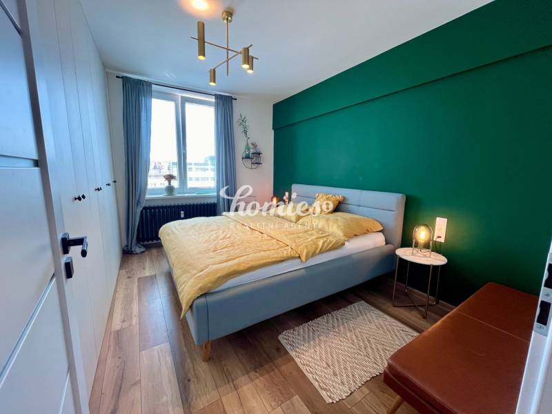 PRENÁJOM 2 izbový luxusný byt v centre mesta Nitra, parkovanie 