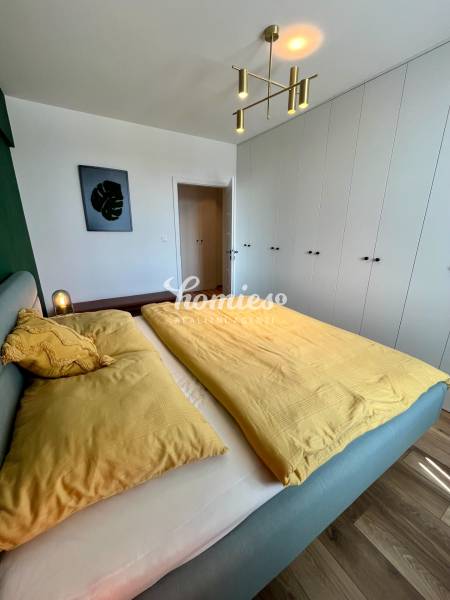 PRENÁJOM 2 izbový luxusný byt v centre mesta Nitra, parkovanie 