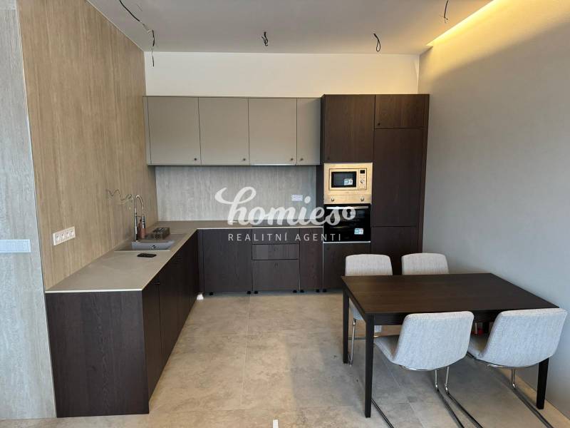 PRENÁJOM luxusný 2 izbový byt, garáž, klimatizácia Nitra-centrum