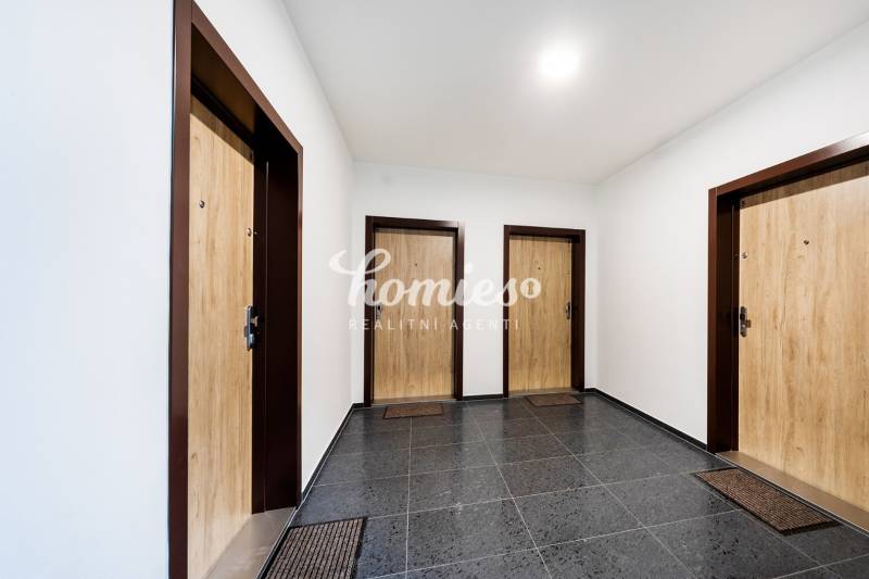 PRENÁJOM 3 izbový luxusný byt  v centre Nitry s veľkou terasou