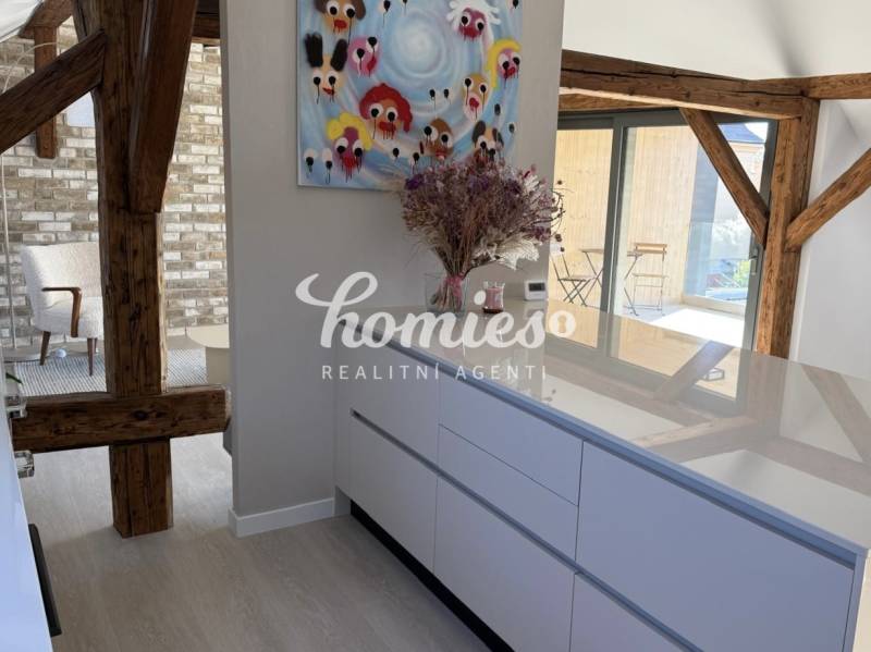 PRENÁJOM 3,5 izbový výnimočný veľký byt priamo v centre s parkovaním