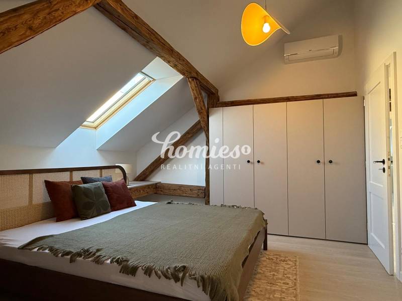 PRENÁJOM 3,5 izbový výnimočný veľký byt priamo v centre s parkovaním