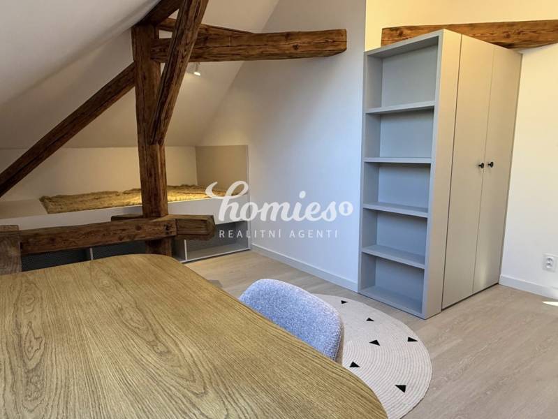 PRENÁJOM 3,5 izbový výnimočný veľký byt priamo v centre s parkovaním