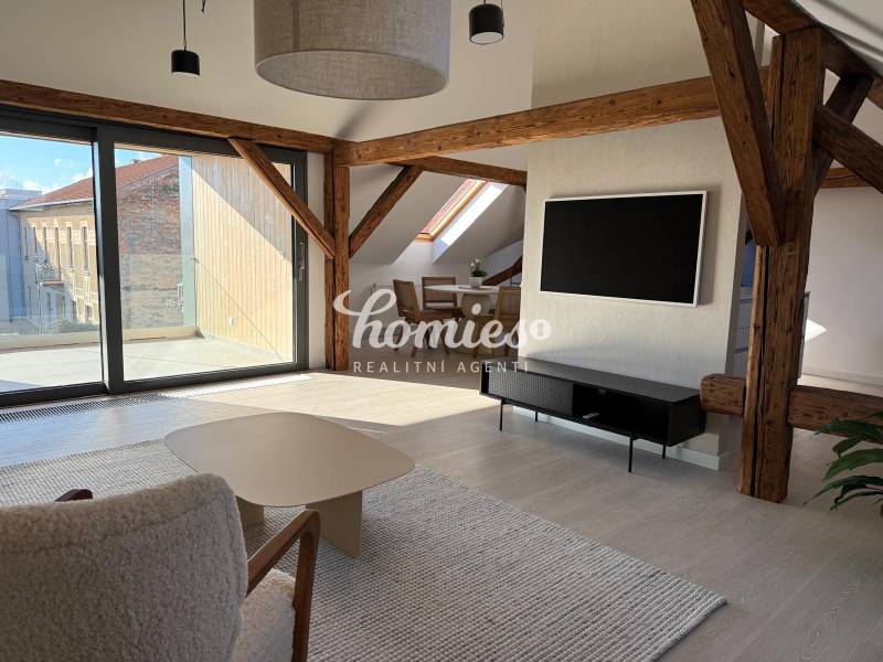 PRENÁJOM 3,5 izbový výnimočný veľký byt priamo v centre s parkovaním