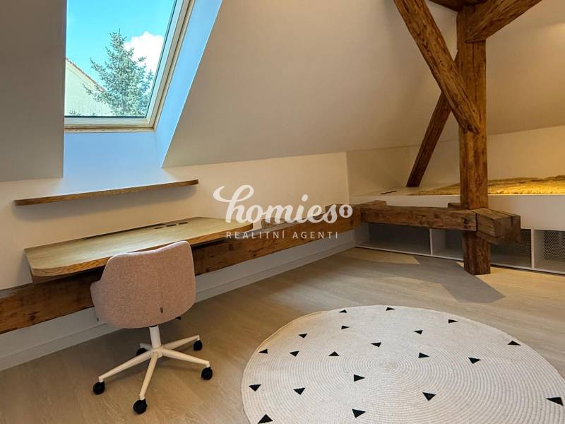 PRENÁJOM 3,5 izbový výnimočný veľký byt priamo v centre s parkovaním