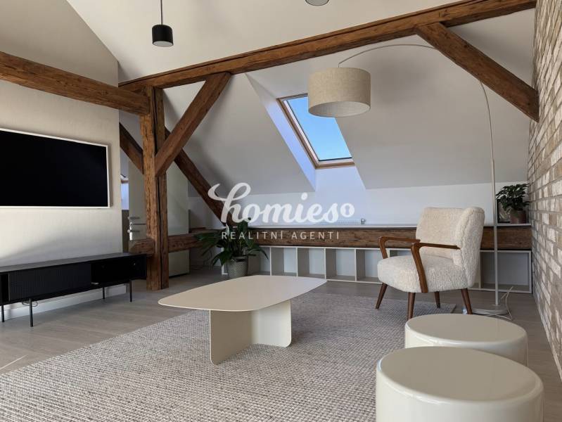 PRENÁJOM 3,5 izbový výnimočný veľký byt priamo v centre s parkovaním