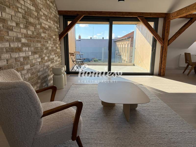 PRENÁJOM 3,5 izbový výnimočný veľký byt priamo v centre s parkovaním