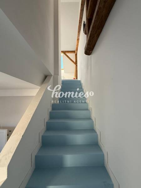 PRENÁJOM 3,5 izbový výnimočný veľký byt priamo v centre s parkovaním