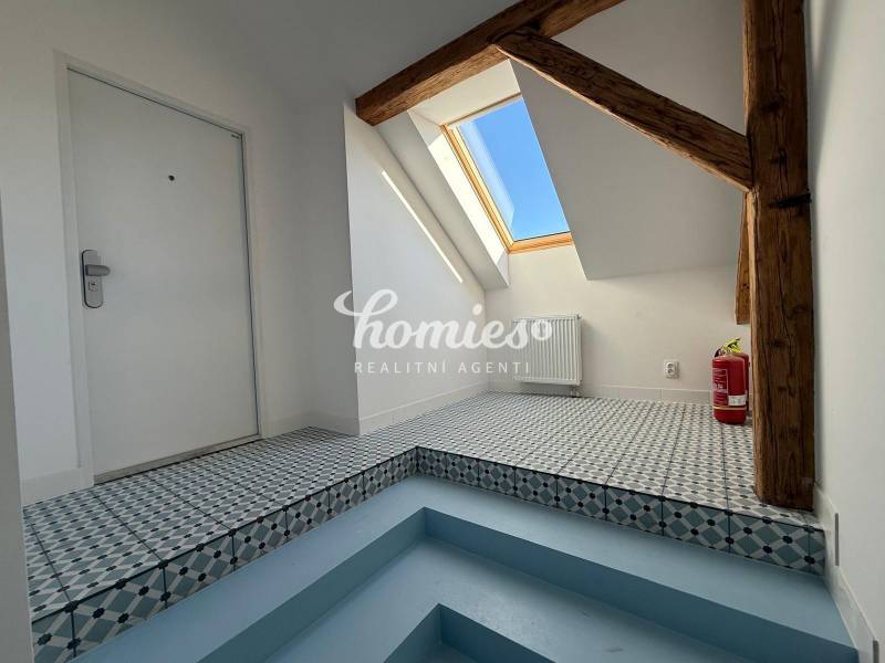 PRENÁJOM 3,5 izbový výnimočný veľký byt priamo v centre s parkovaním