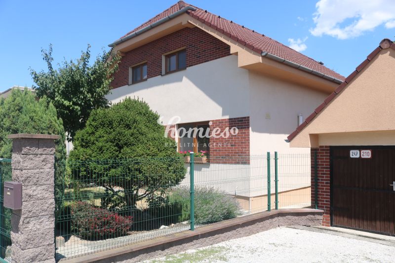 PREDAJ Rodinný dom s veľkým pozemkom, garážou a záhradou
